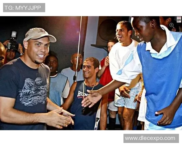 巴西足球明星在街头与粉丝亲密互动拍照留念瞬间